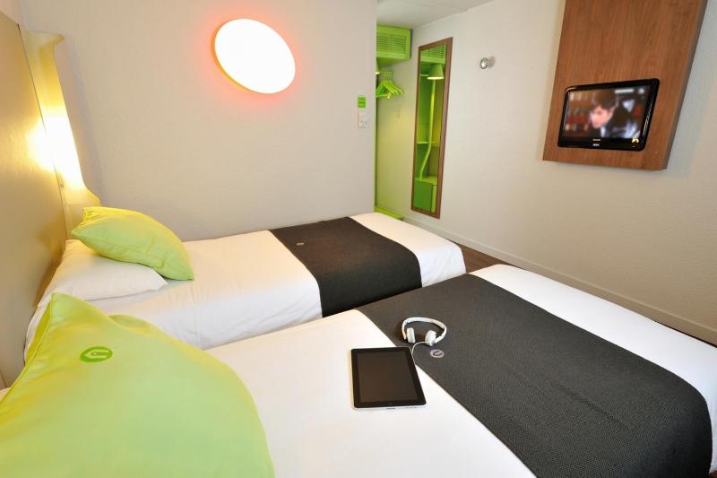 Superior Twin Room image 3