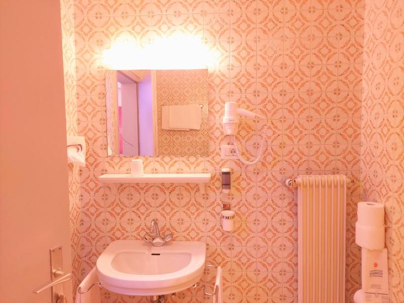 Twin Room image 4