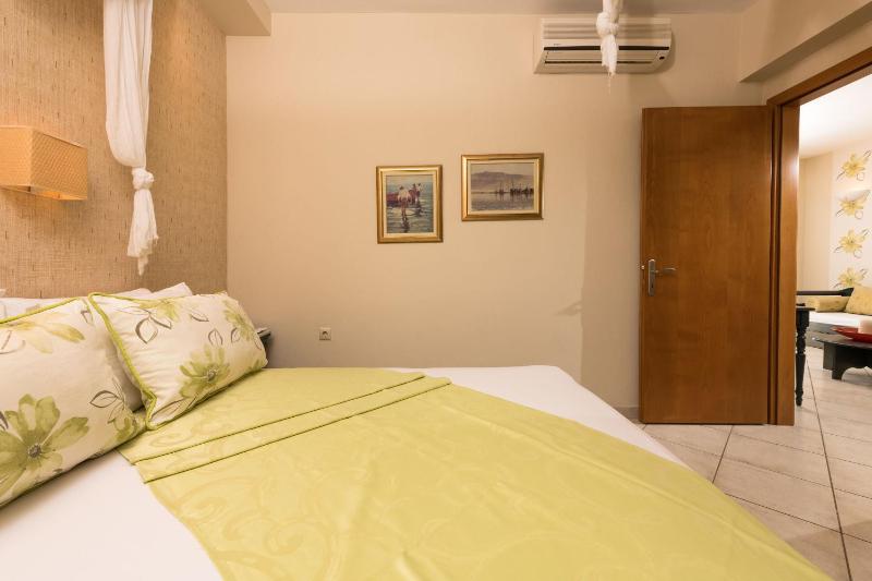 Suite with Side Sea View image 4