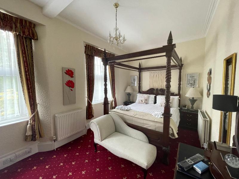 Four Poster Room image 2
