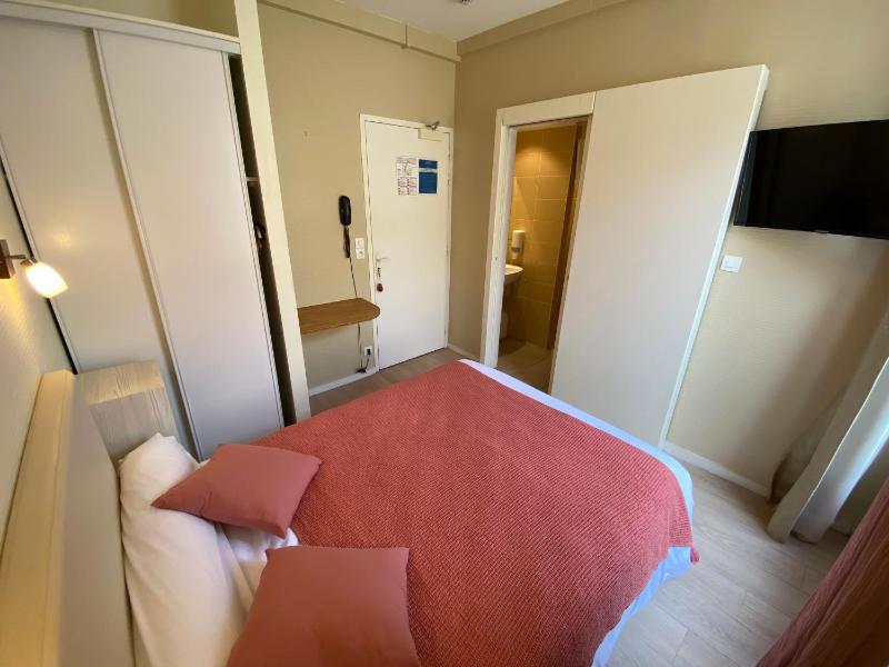 Small Double Room image 3