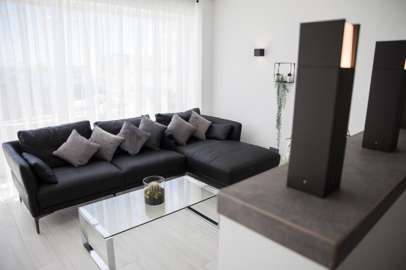 Spacious 200 sq.m. penthouse with sea view terraces - image 50