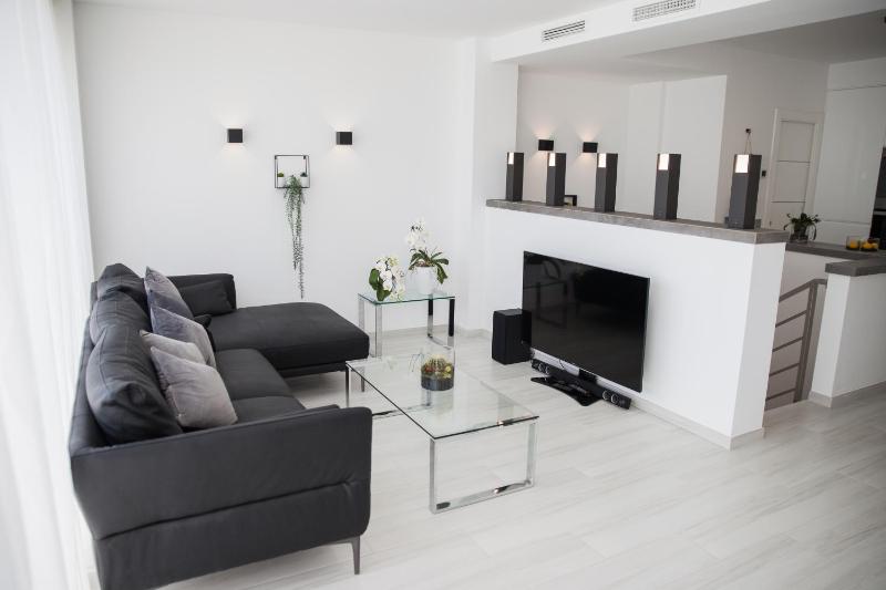 Spacious 200 sq.m. penthouse with sea view terraces - image 17
