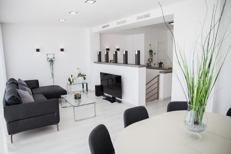 Spacious 200 sq.m. penthouse with sea view terraces - image 31
