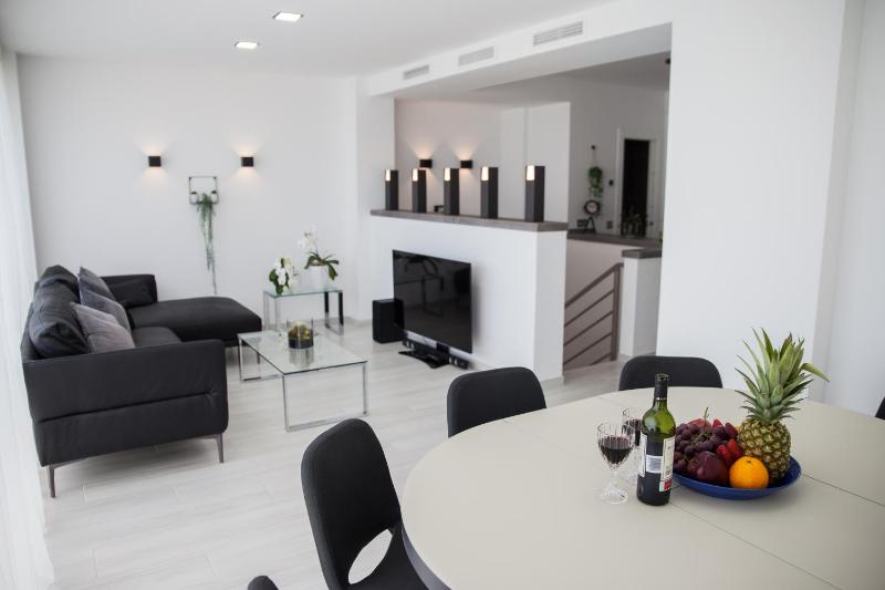 Spacious 200 sq.m. penthouse with sea view terraces - image 39