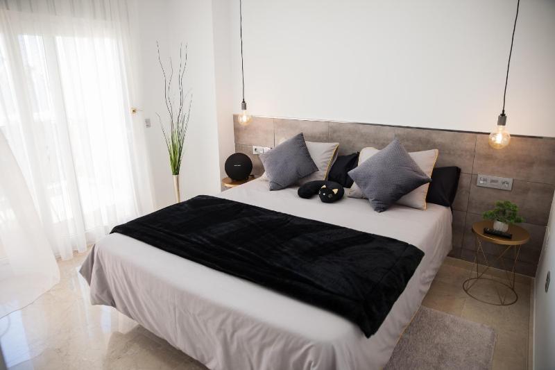 Spacious 200 sq.m. penthouse with sea view terraces - image 25