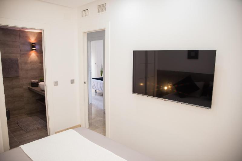 Spacious 200 sq.m. penthouse with sea view terraces - image 20
