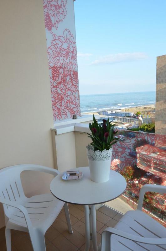 Deluxe Double Room with Side Sea View image 1