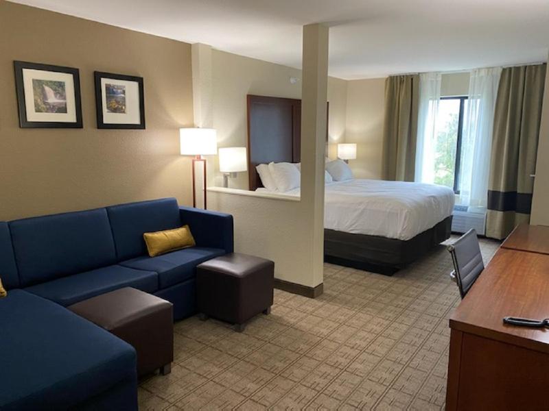 King Suite with Sofa Bed - Non Smoking image 4