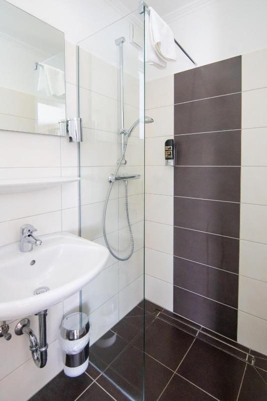 Standard Double Room image 3