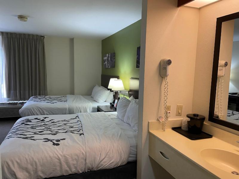 Queen Room with Two Queen Beds - Non-Smoking image 3