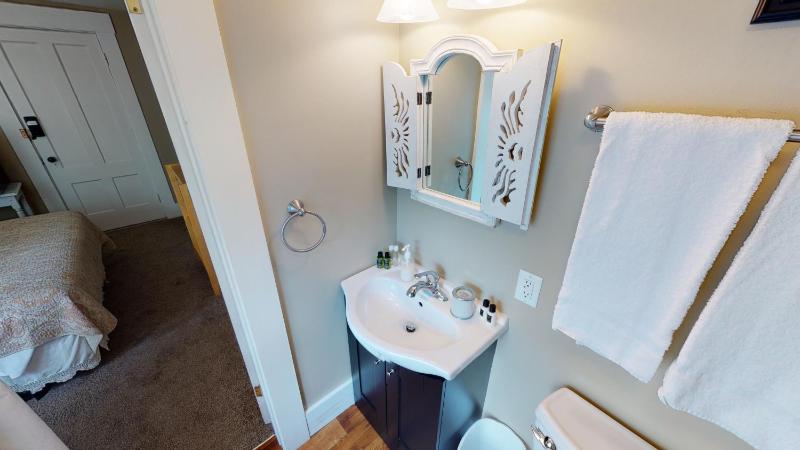 Queen Room with Pool View image 3