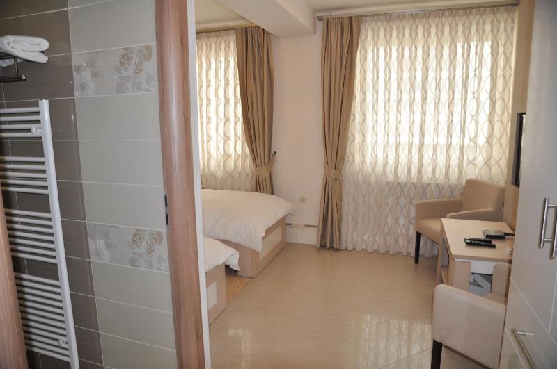 Twin Room image 4