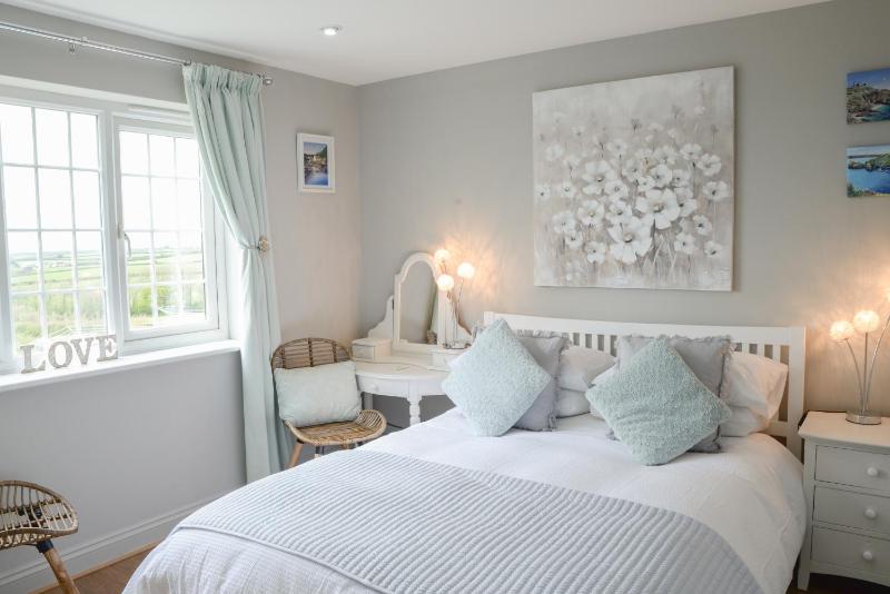 Standard King Room image 2
