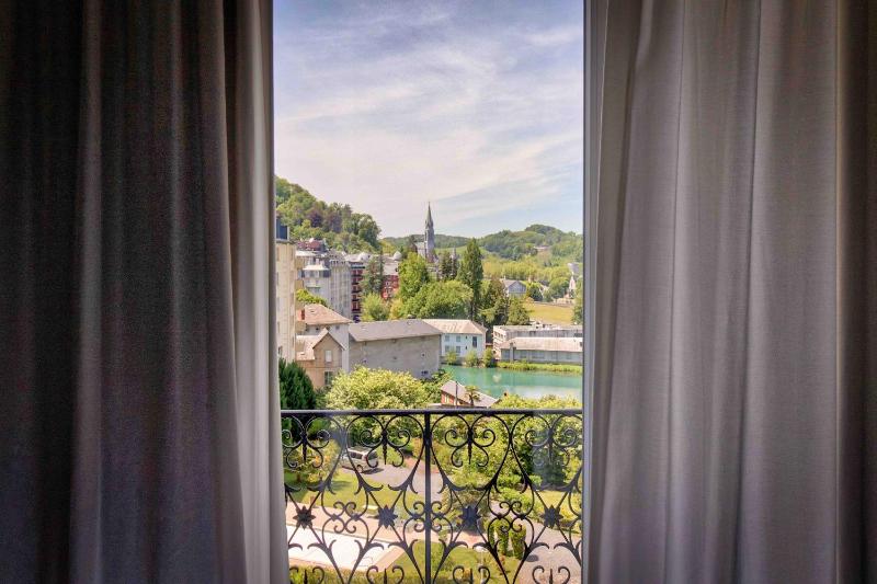 King Room with Balcony, Sanctuary View and Free Spa access  image 4