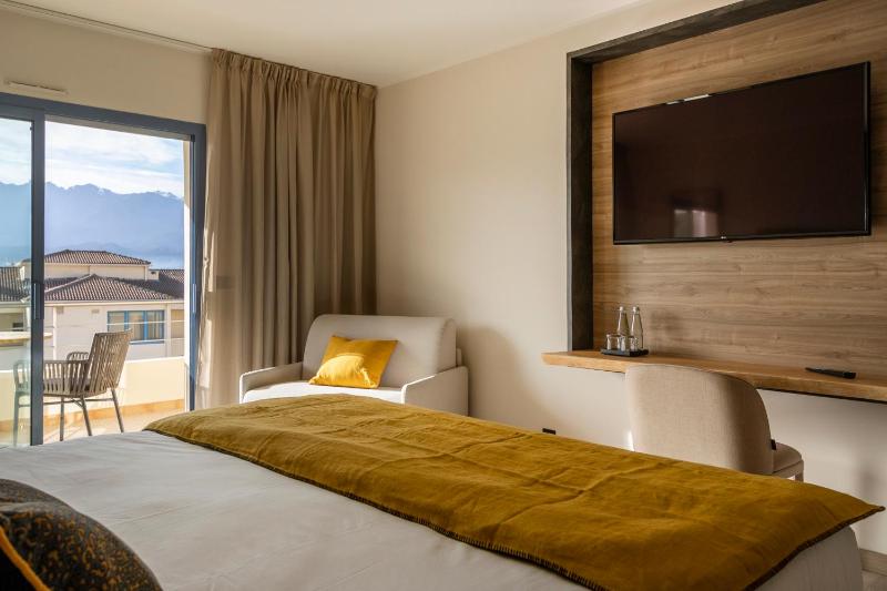 Double or Twin Room with Partial Sea View image 4