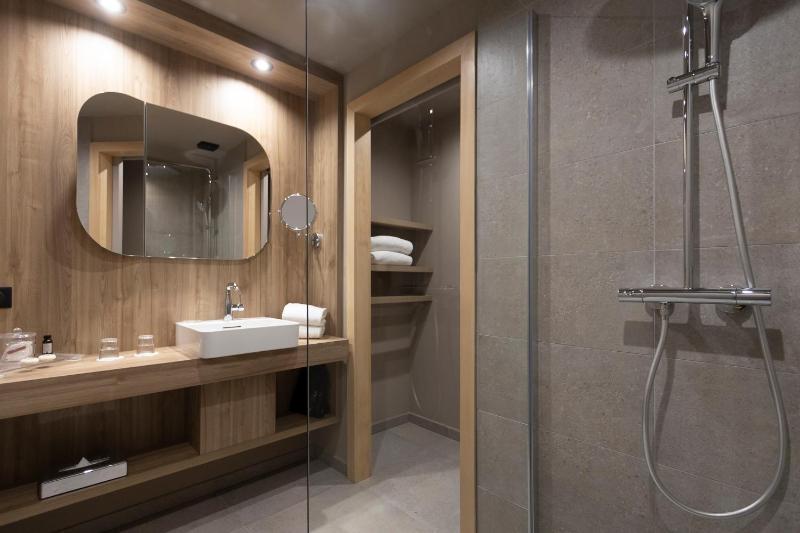 Double or Twin Room with Partial Sea View image 2