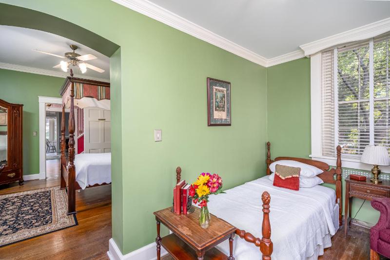Queen Room with Twin Bed image 3