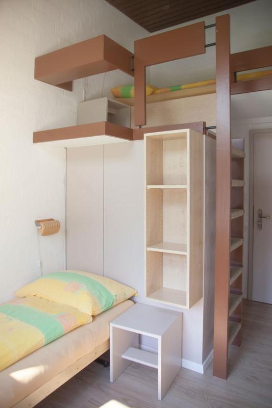 Twin Room with Shared Toilet image 2