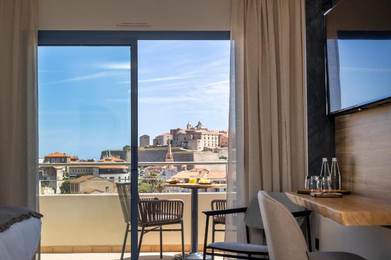 Deluxe Double Room with Sea View image 4