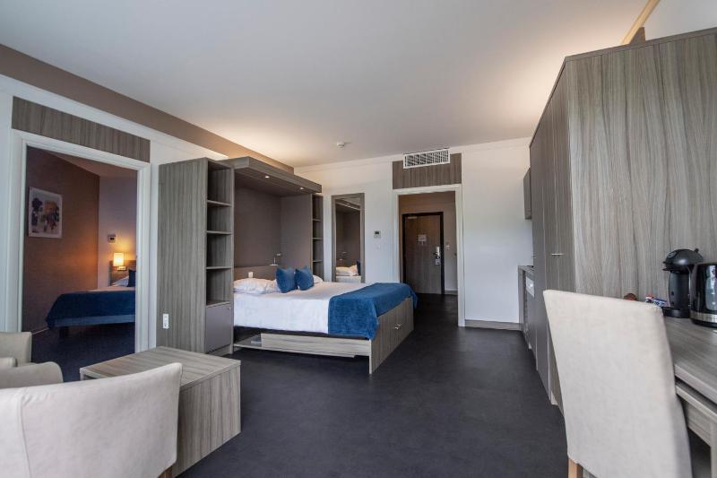 Prestige Suite (4 Adults + 2 Children) image 3
