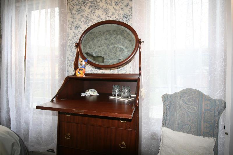 Queen Room image 4