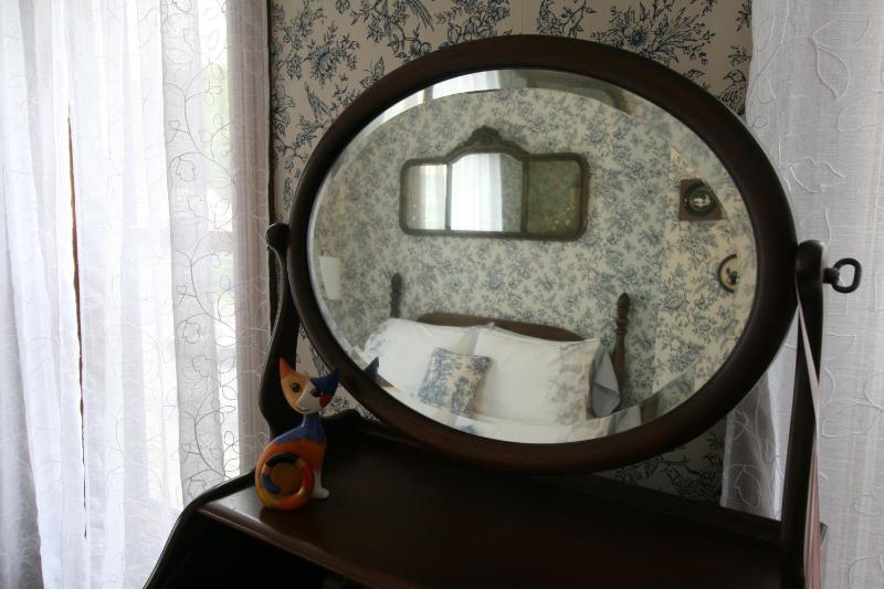 Queen Room image 3