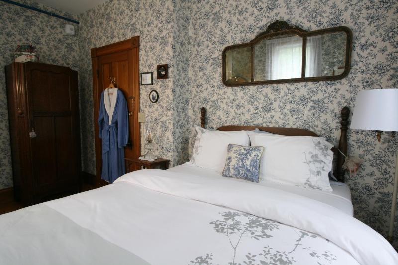 Queen Room image 2