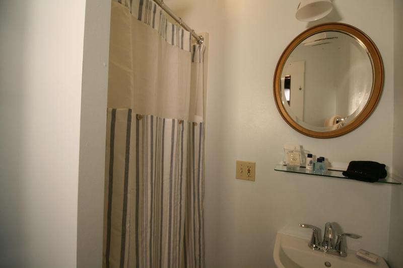 Queen Room image 4