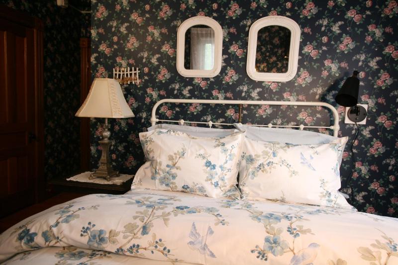 Queen Room image 3