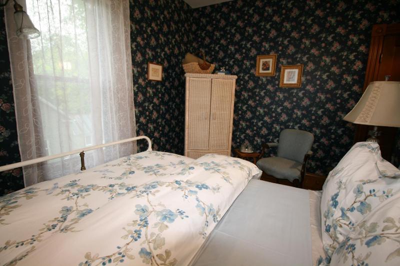Queen Room image 2
