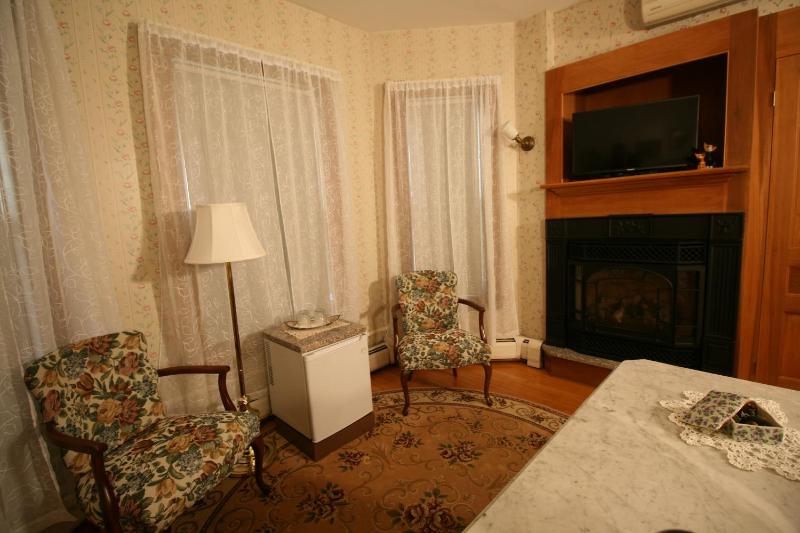 Deluxe Queen Room image 2