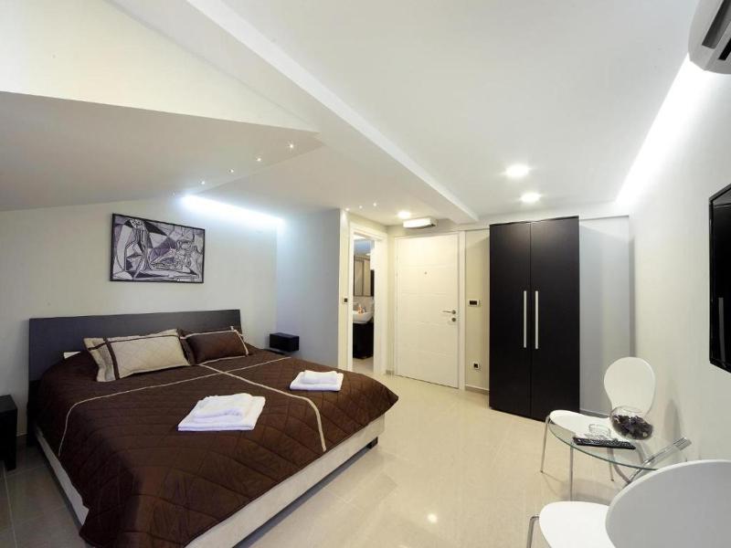 Deluxe Double Room (2 Adults + 1 Child) image 1