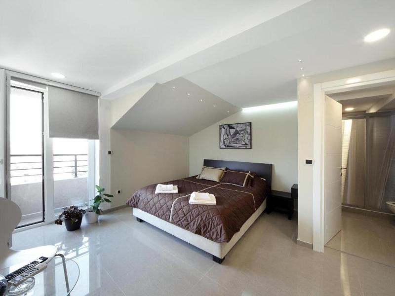 Deluxe Double Room (2 Adults + 1 Child) image 3