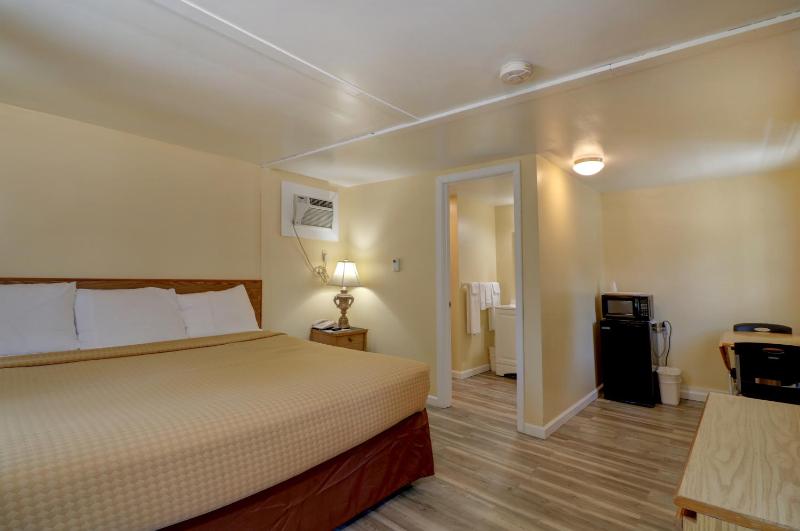 Standard Queen Room with Shower  image 4
