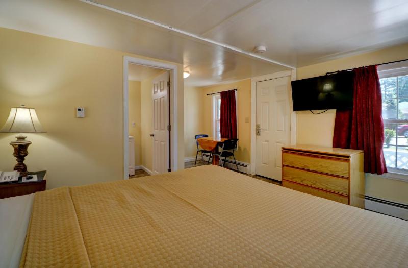Standard Queen Room with Shower  image 2