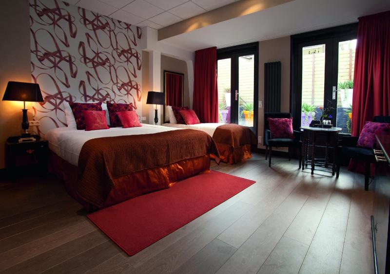 Large  Luxury Triple Room with Bath and Garden View image 1
