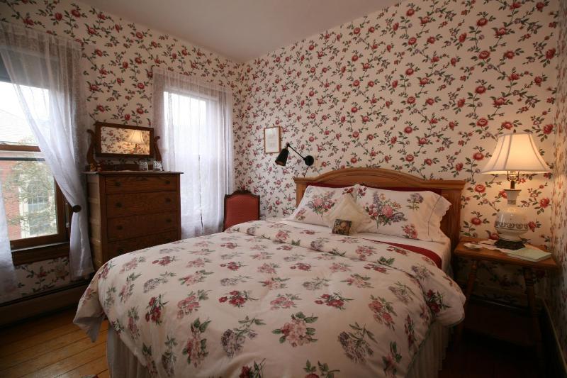 Queen Room image 2