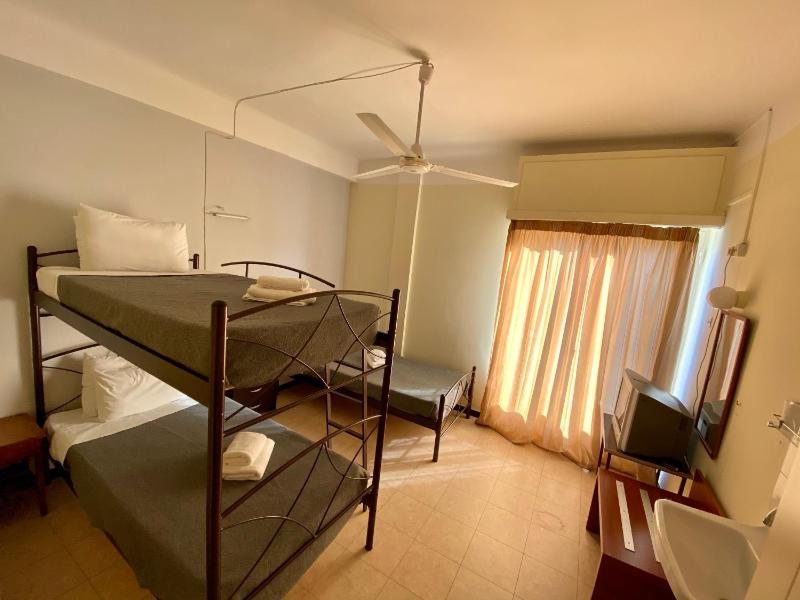 Triple Room with Shared Bathroom image 4