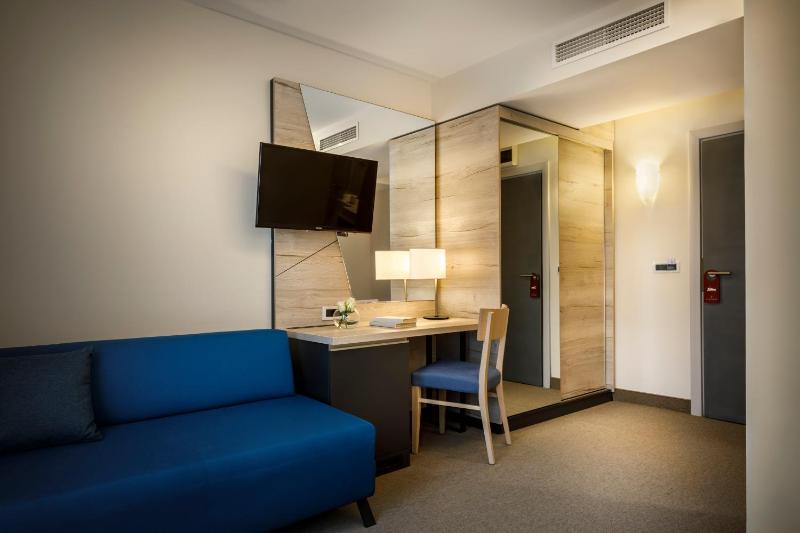 Standard Double Room image 4