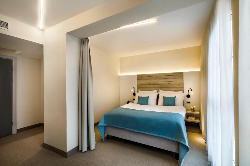 Standard Double Room image 3