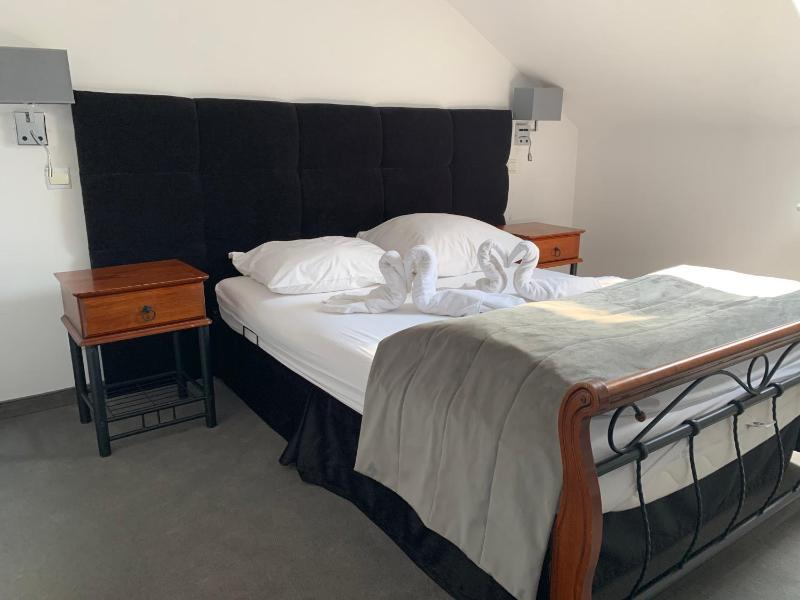 Double or Twin Room image 3