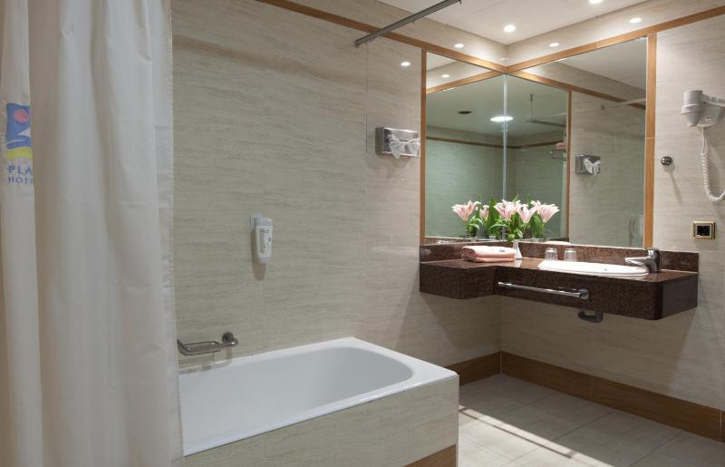 Twin Room (2 Adults + 1 Child) image 2