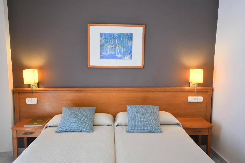 Standard Double or Twin Room with Balcony image 3