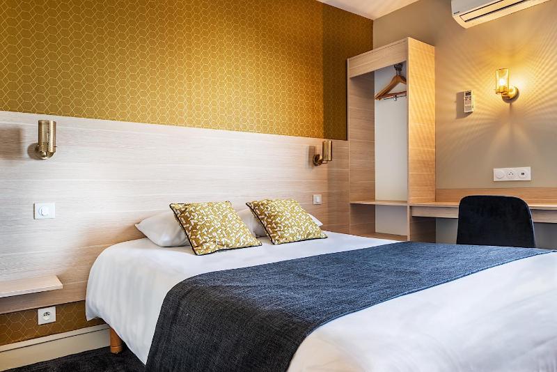 Standard Double Room image 3