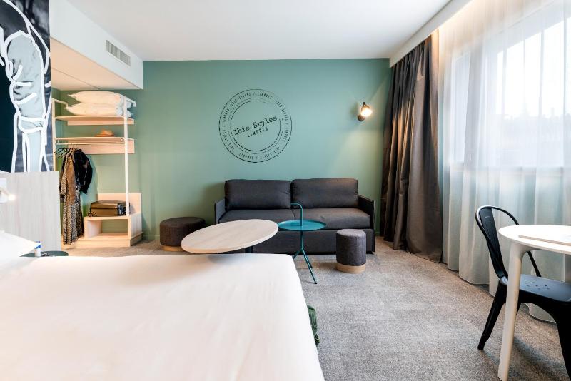 Family Suite with Sofa Bed image 4