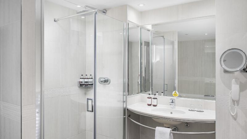 One-Bedroom King Suite with Harbour View image 1