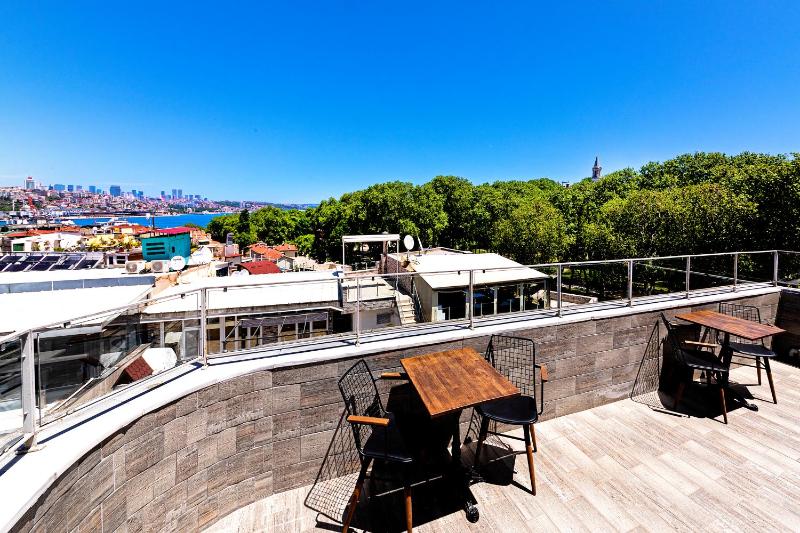 Suite with Balcony and Sea View image 3