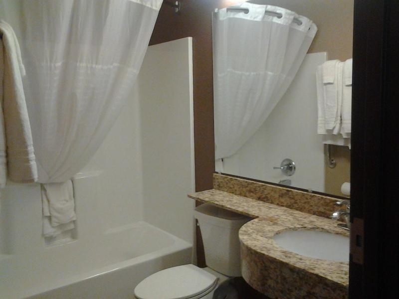 Queen Room - Non-Smoking image 2