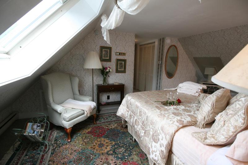 Deluxe Queen Suite image 2